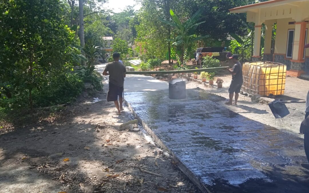 Pemerintah Desa Cipatujah Melakukan Kegiatan Rabat Beton dan Labur Aspal Jalan di Desa KP. Tarisi